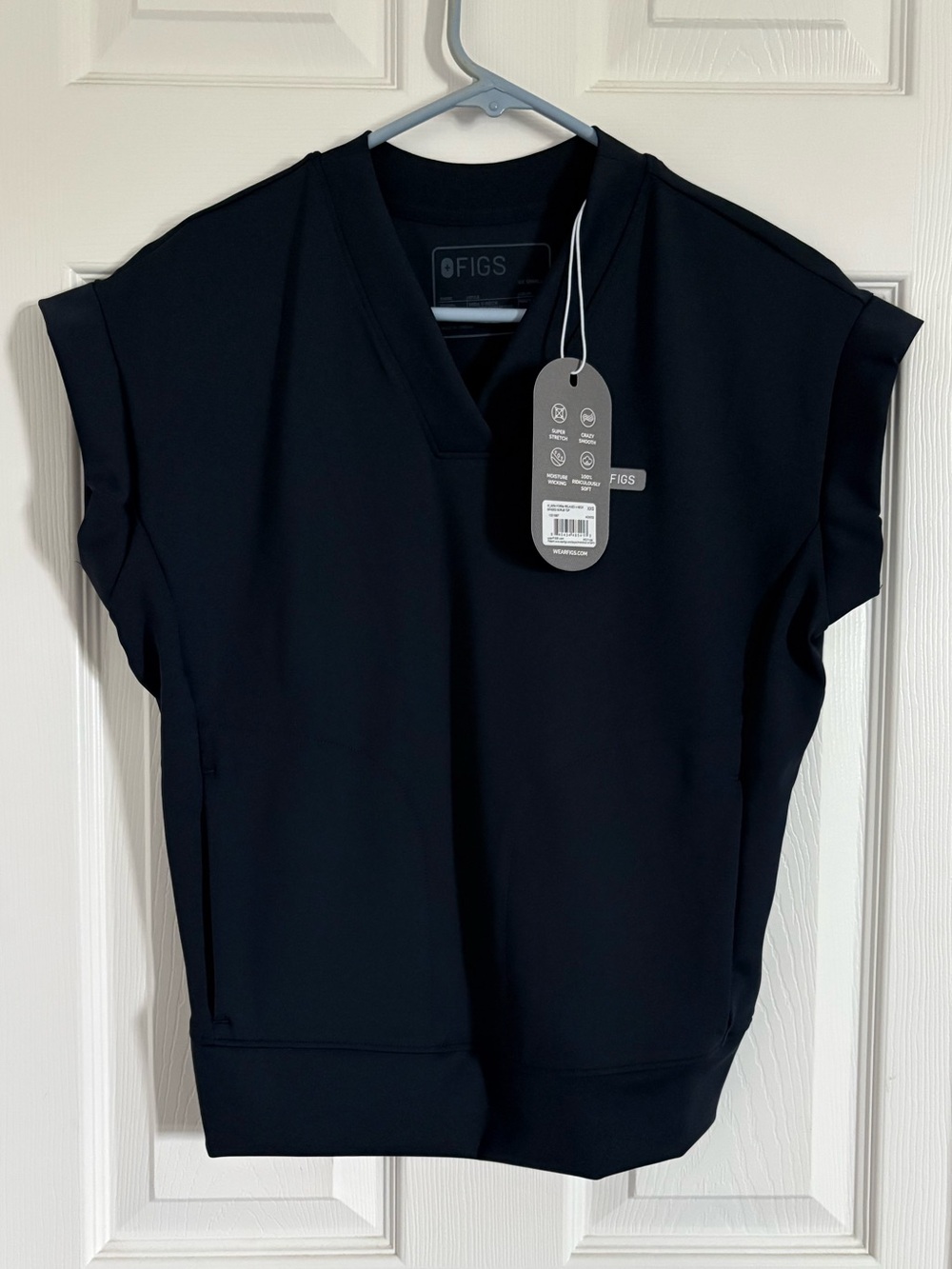 FIGS Women’s Formx Mira V-Neck Scrub Top in Navy